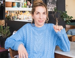 Ζέτη Φίτσιου: Το "Μίξερ" φωτίζει τον παραλογισμό που βιώνουμε καθημερινά με έναν τρόπο κωμικό και καυστικό